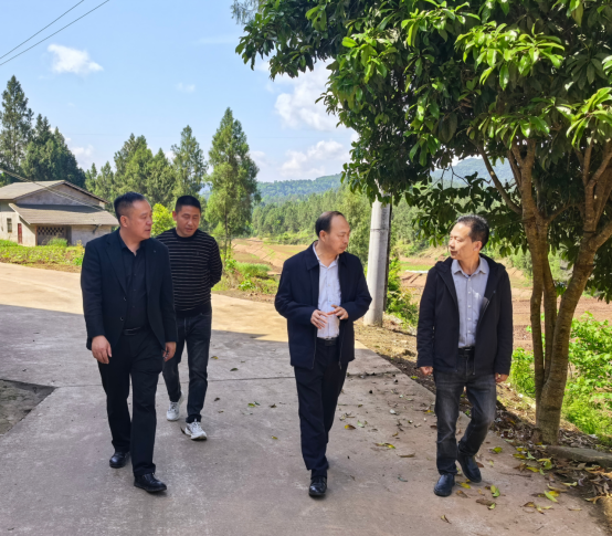 市供銷(xiāo)社黨組書(shū)記、理事會(huì)主任廖爵祿赴平昌縣土埡鎮(zhèn)大嶺村開(kāi)展幫扶工作